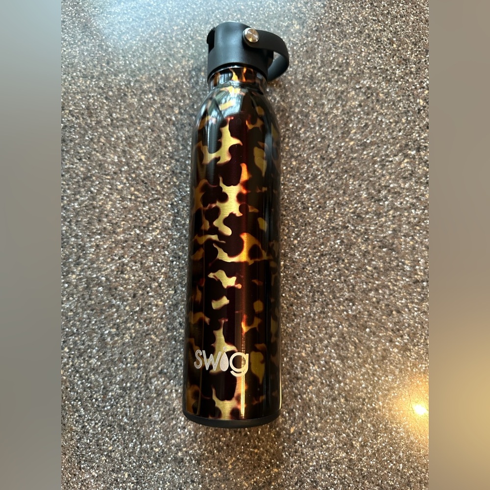 NWOT SwigLife Flip + Sip Water Bottle 20 oz